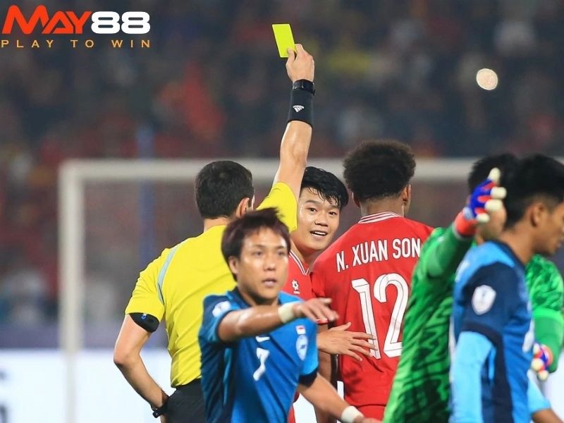 Hình phạt khi cầu thủ nhận thẻ là gì?